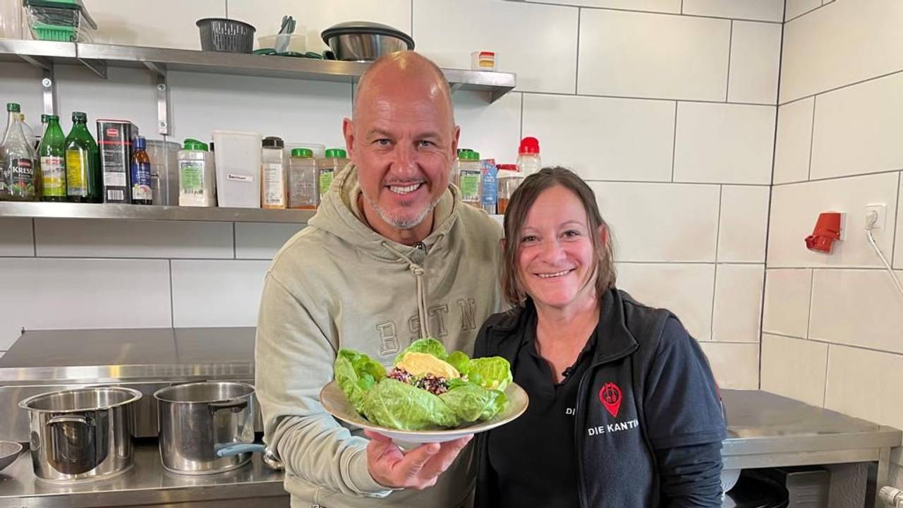 Frank Rosin (l.) und Maria Thoma (r.) stehen in der Sendung „Rosins Restaurants“ in der Küche des Lokals „Die Kantine“.