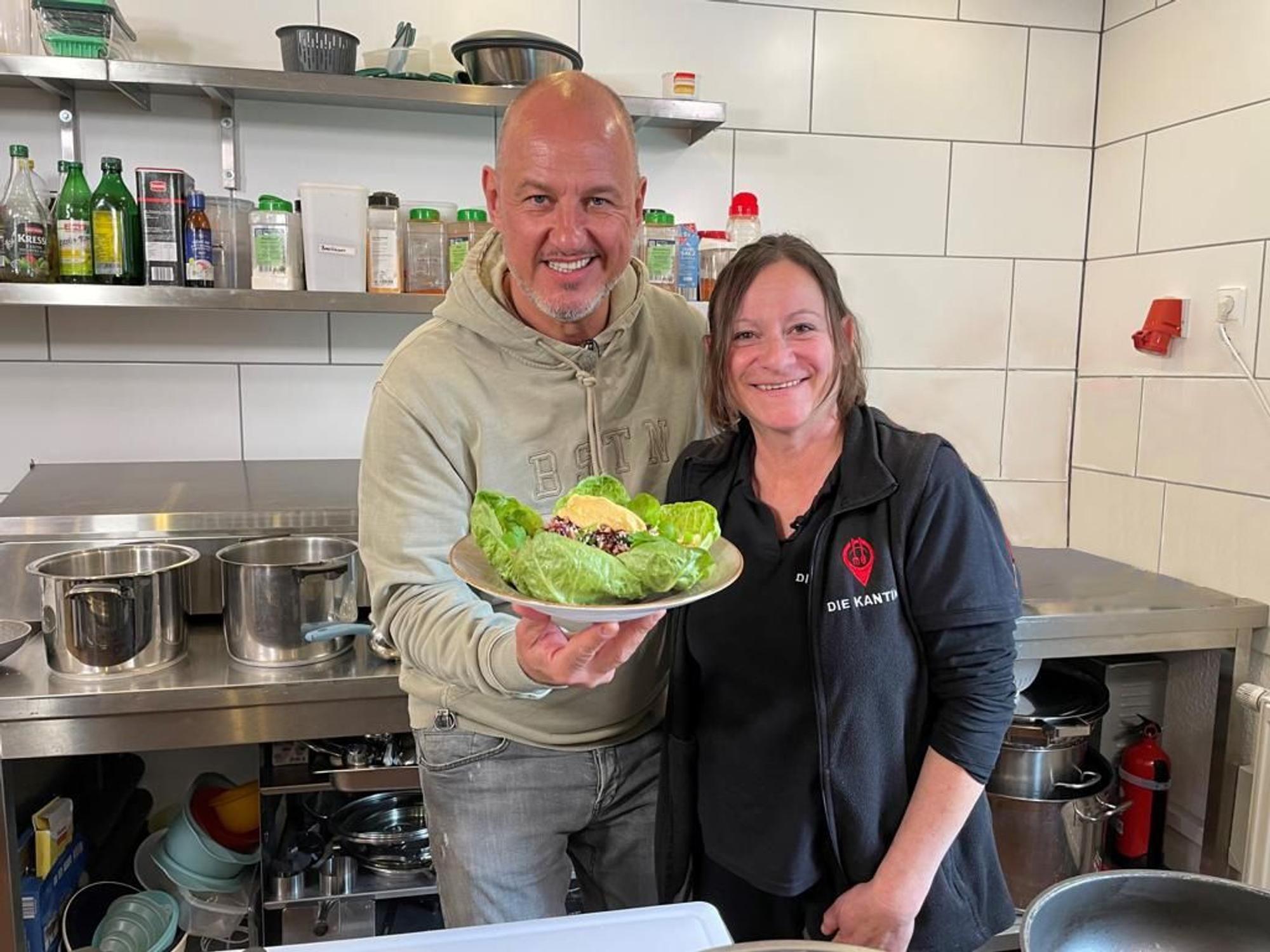 Frank Rosin (l.) und Maria Thoma (r.) stehen in der Sendung „Rosins Restaurants“ in der Küche des Lokals „Die Kantine“.