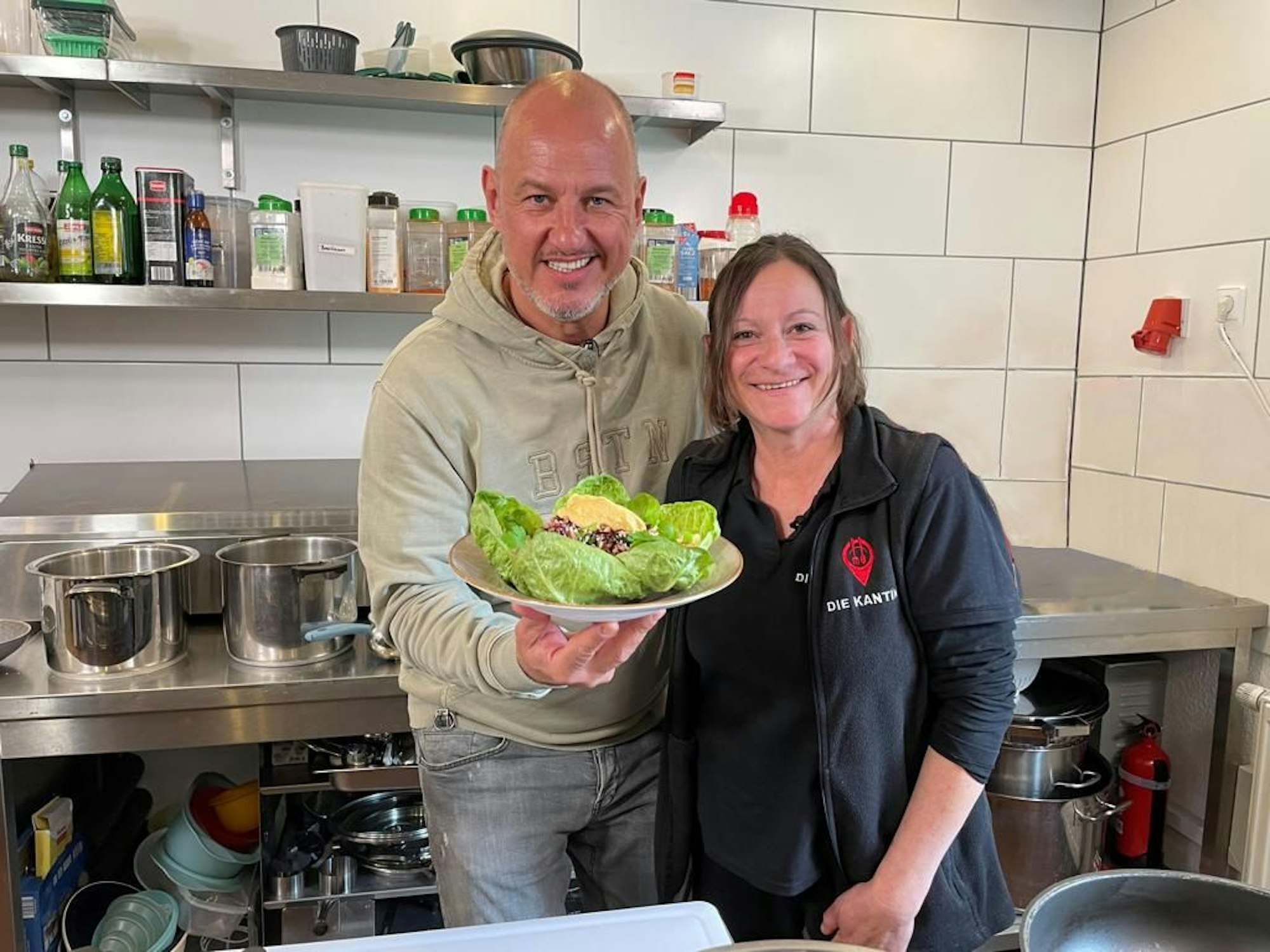 Frank Rosin (l.) und Maria Thoma (r.) stehen in der Sendung „Rosins Restaurants“ in der Küche des Lokals „Die Kantine“.