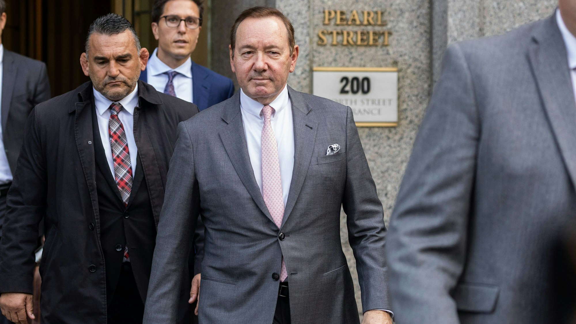 Der Schauspieler Kevin Spacey (M) verlässt in New York das Gericht.