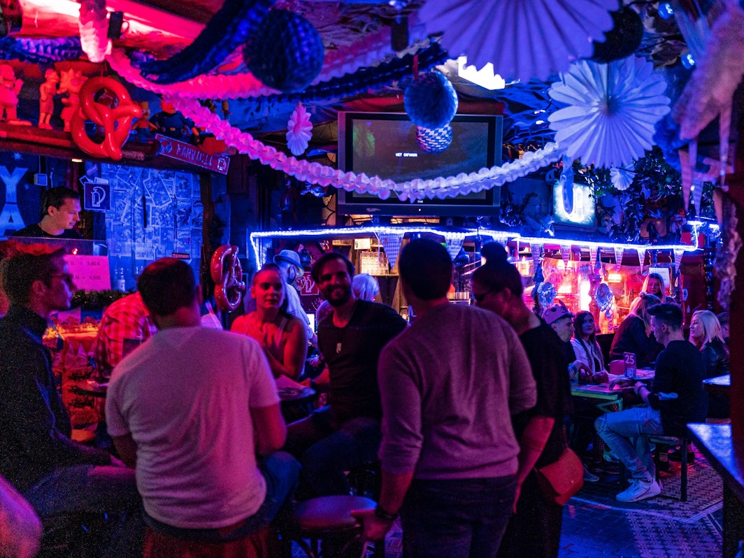 Feiernden Gäste im Innenraum der Klapsmühle