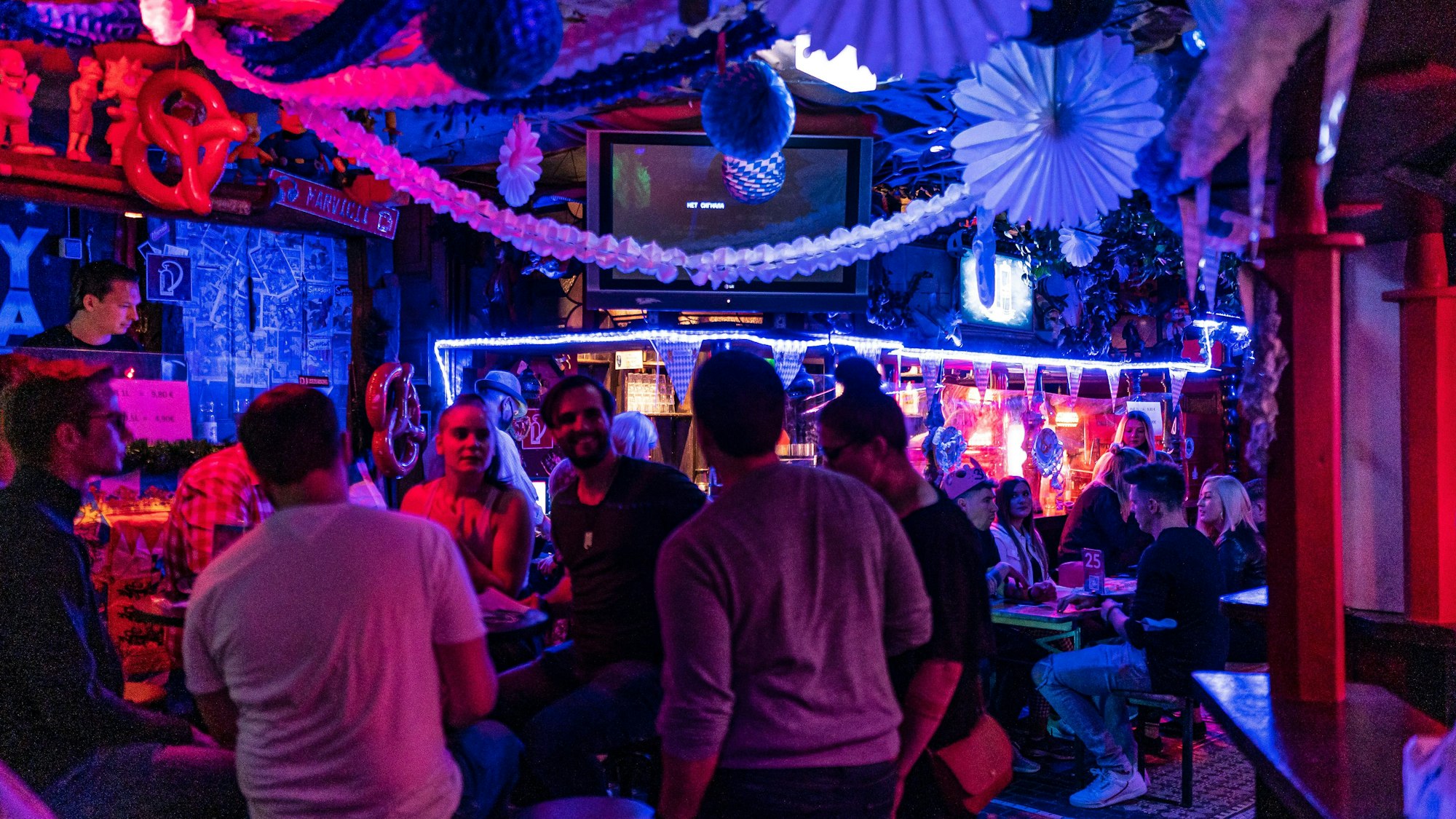 Feiernden Gäste im Innenraum der Klapsmühle