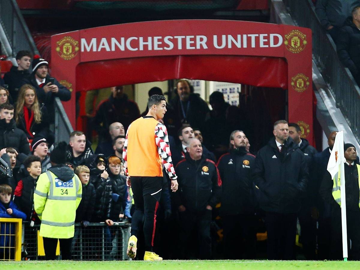 Das Spiel von Manchester United gegen Tottenham Hotspur läuft noch, da verschwindet Cristiano Ronaldo schon wütend in die Kabine.