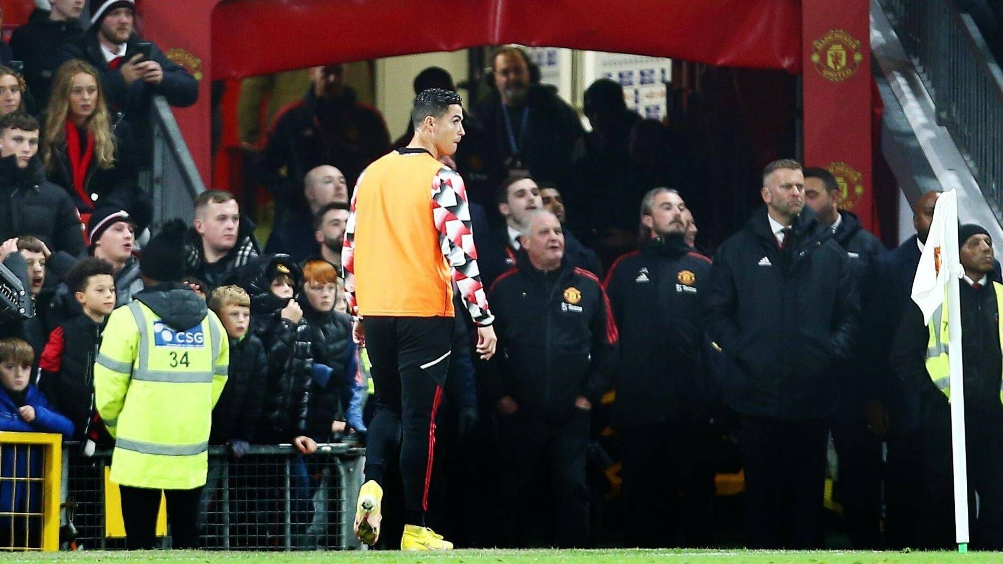 Das Spiel von Manchester United gegen Tottenham Hotspur läuft noch, da verschwindet Cristiano Ronaldo schon wütend in die Kabine.
