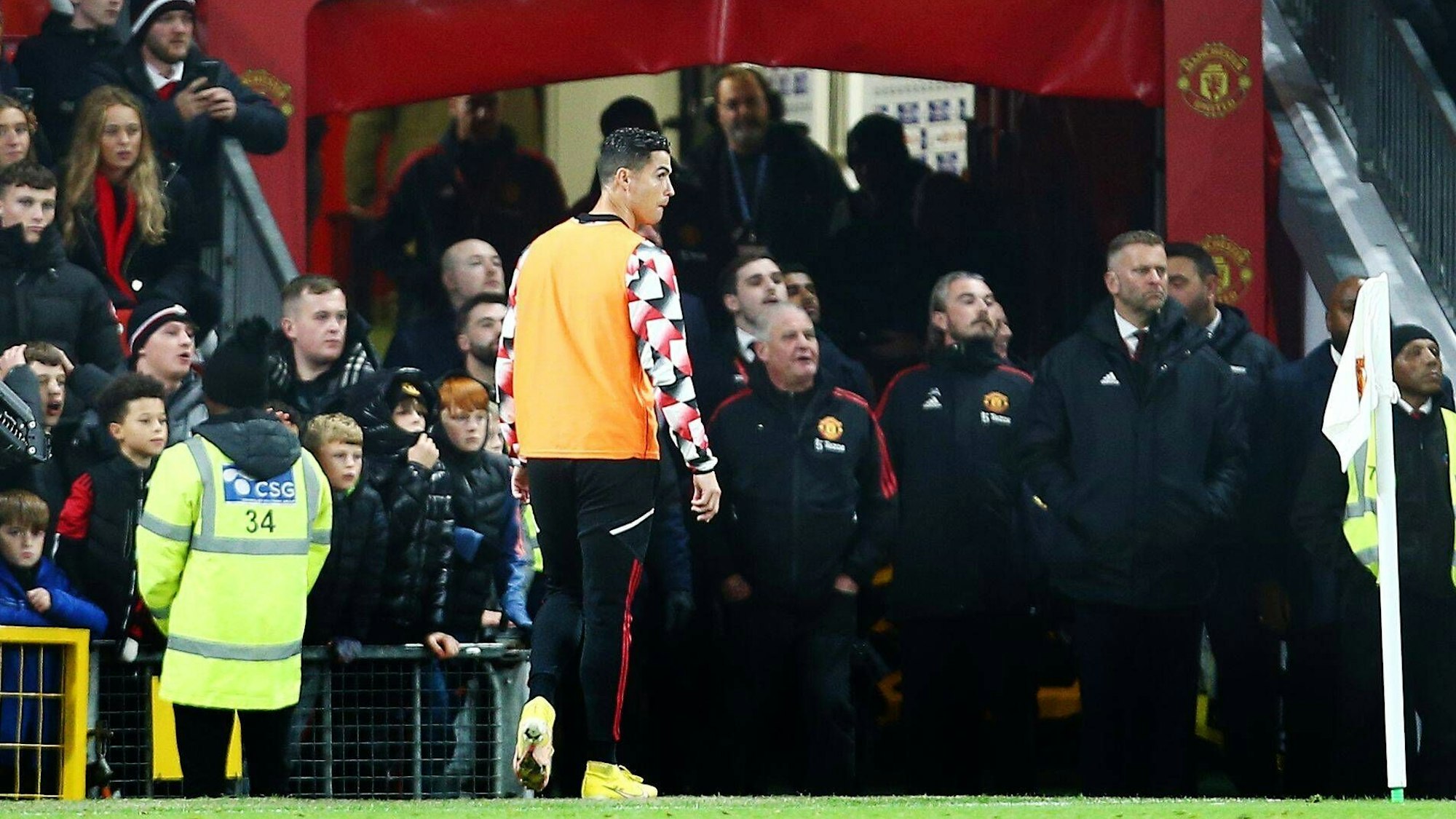 Das Spiel von Manchester United gegen Tottenham Hotspur läuft noch, da verschwindet Cristiano Ronaldo schon wütend in die Kabine.