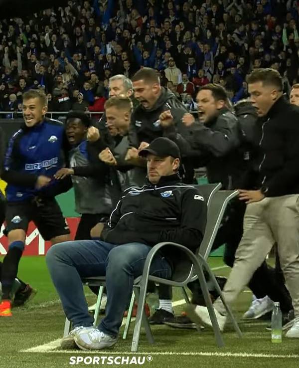 Ganz Paderborn jubelt beim Pokal-Triumph des SCP gegen Werder Bremen, nur Trainer Lukas Kwasniok bleibt in seinem Gartenstuhl sitzen.
