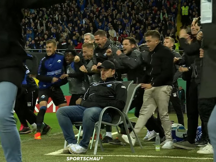 Ganz Paderborn jubelt beim Pokal-Triumph des SCP gegen Werder Bremen, nur Trainer Lukas Kwasniok bleibt in seinem Gartenstuhl sitzen.