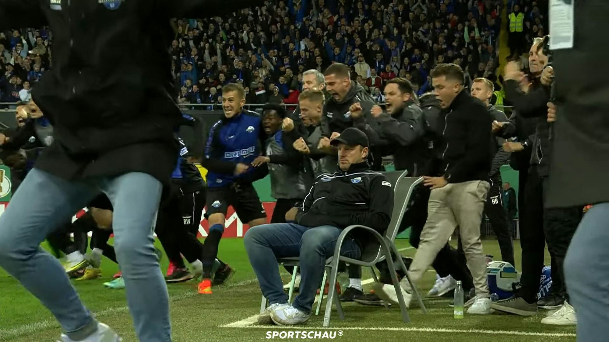 Ganz Paderborn jubelt beim Pokal-Triumph des SCP gegen Werder Bremen, nur Trainer Lukas Kwasniok bleibt in seinem Gartenstuhl sitzen.