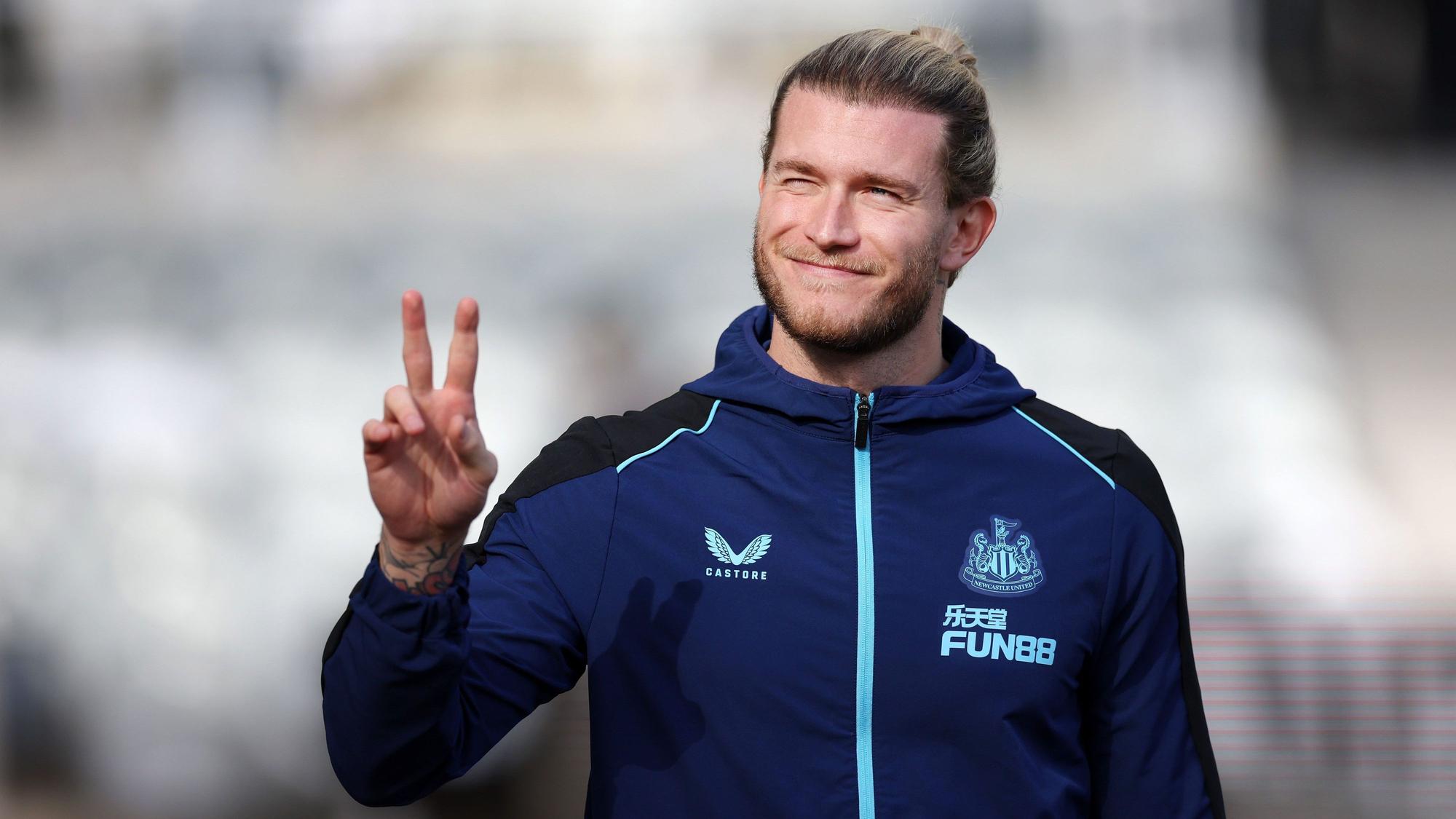 Loris Karius zeigt lachend das Peace-Zeichen.