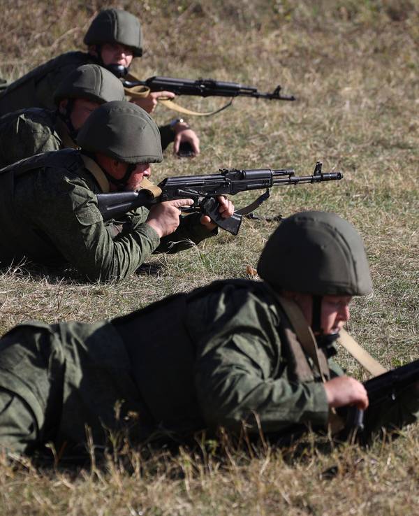 Rekruten trainieren auf einem Schießplatz im Süden Russlands.