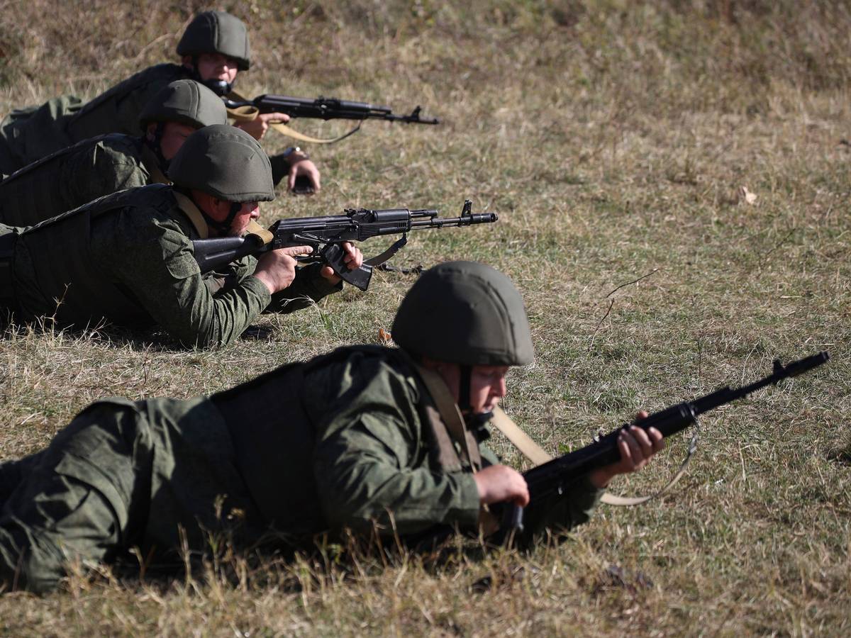 Rekruten trainieren auf einem Schießplatz im Süden Russlands.
