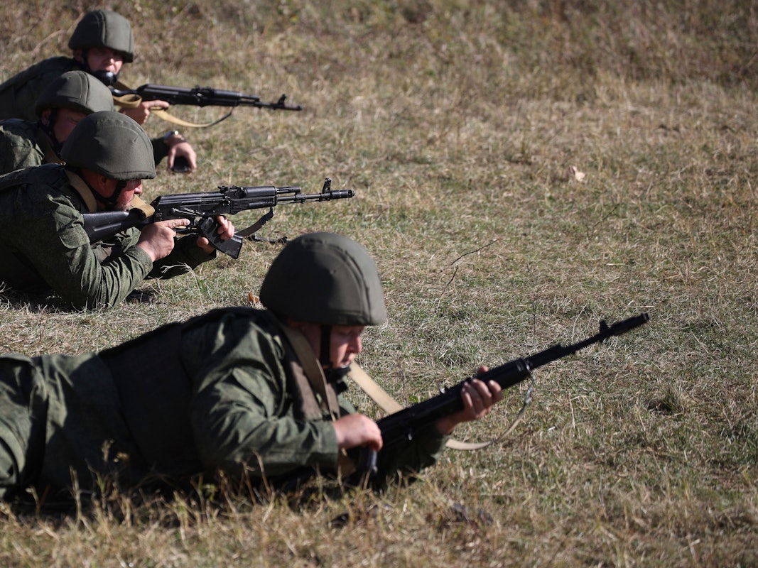 Rekruten trainieren auf einem Schießplatz im Süden Russlands.