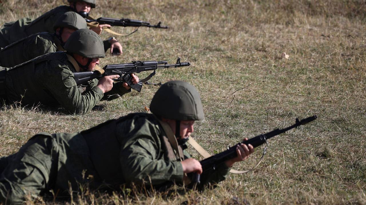Rekruten trainieren auf einem Schießplatz im Süden Russlands.