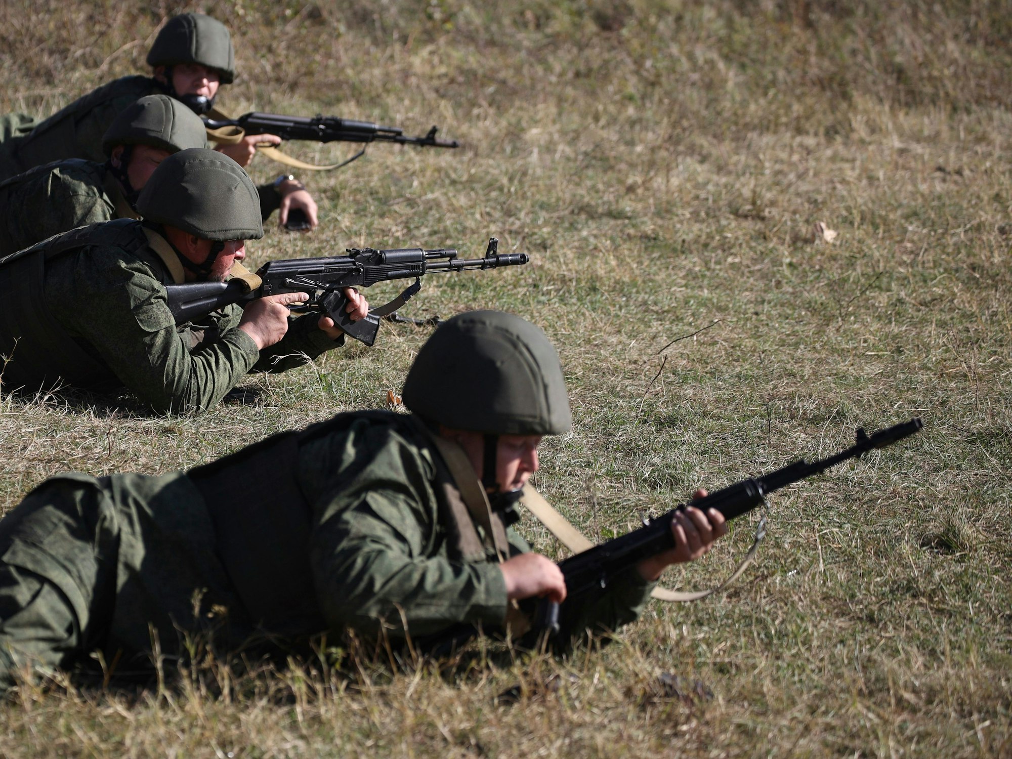 Rekruten trainieren auf einem Schießplatz im Süden Russlands.