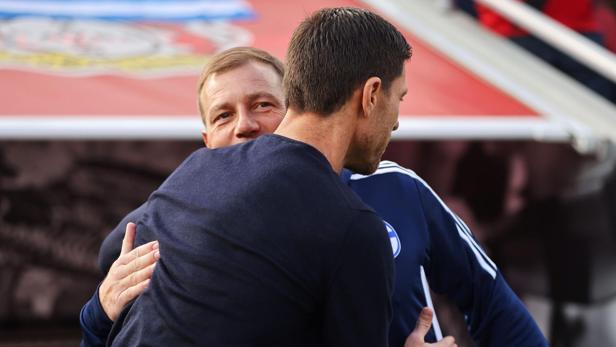 Bayer Leverkusens neuer Trainer Xabi Alonso (v.) begrüßt beim Debüt den früheren Schalke-Coach Frank Kramer.