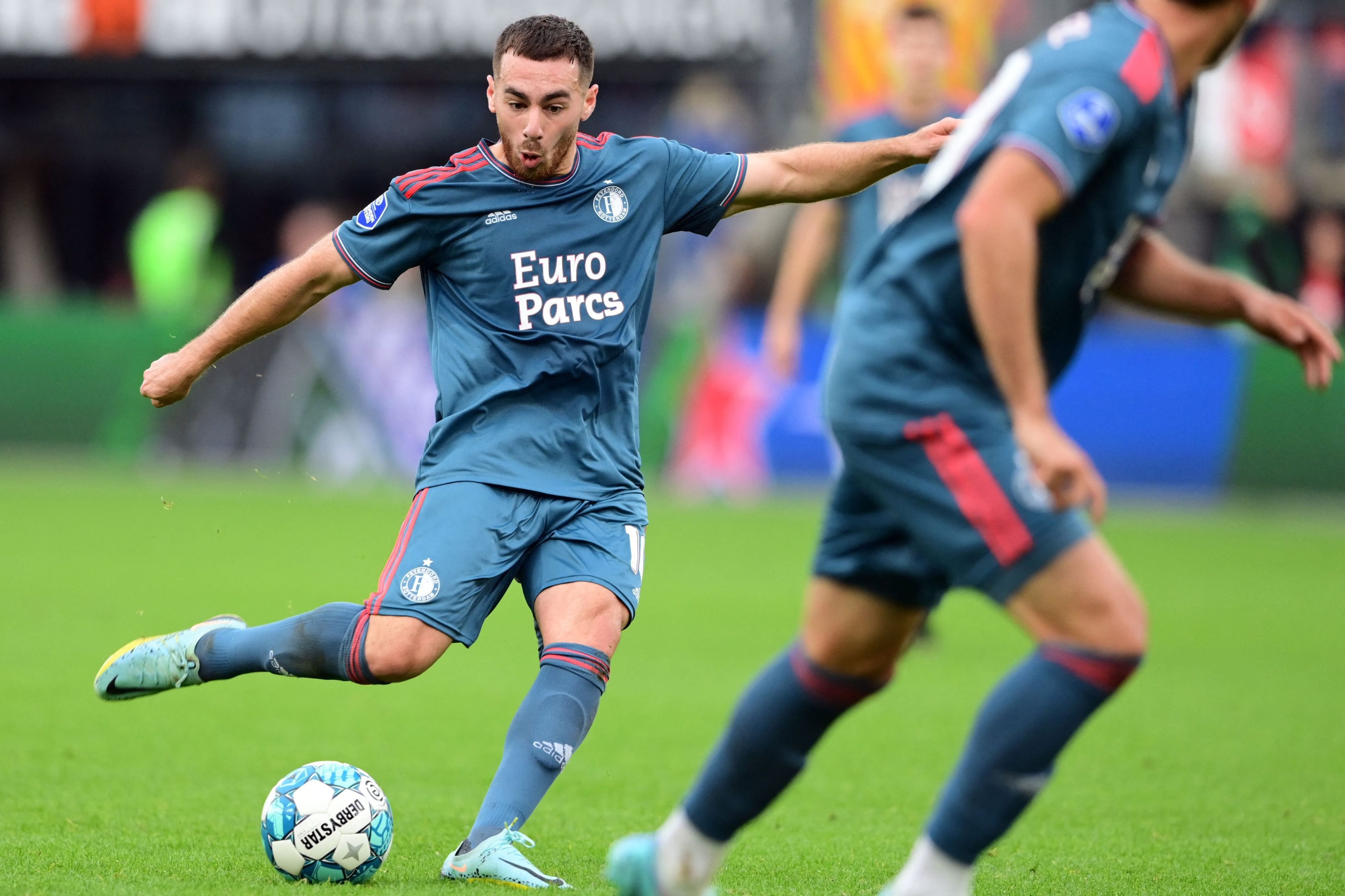 Orkun Kökcü schießt den Ball.