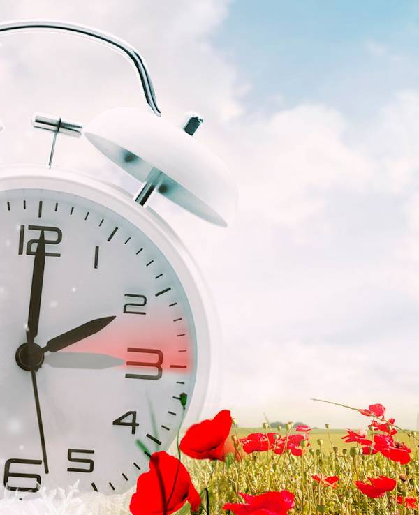 Eine Uhr zeigt die Umstellung Sommer- auf Winterzeit an.
