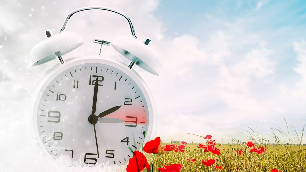 Eine Uhr zeigt die Umstellung Sommer- auf Winterzeit an.