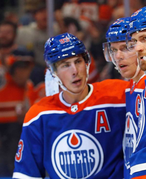 Leon Draisaitl (r.) jubelt mit seinen Teamkollegen Arm in Arm nach seinem Tor gegen die Carolina Hurricanes.