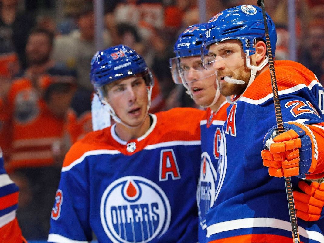 Leon Draisaitl (r.) jubelt mit seinen Teamkollegen Arm in Arm nach seinem Tor gegen die Carolina Hurricanes.