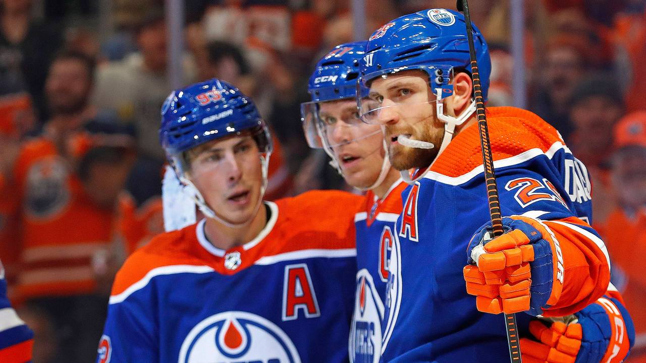 Leon Draisaitl (r.) jubelt mit seinen Teamkollegen Arm in Arm nach seinem Tor gegen die Carolina Hurricanes.