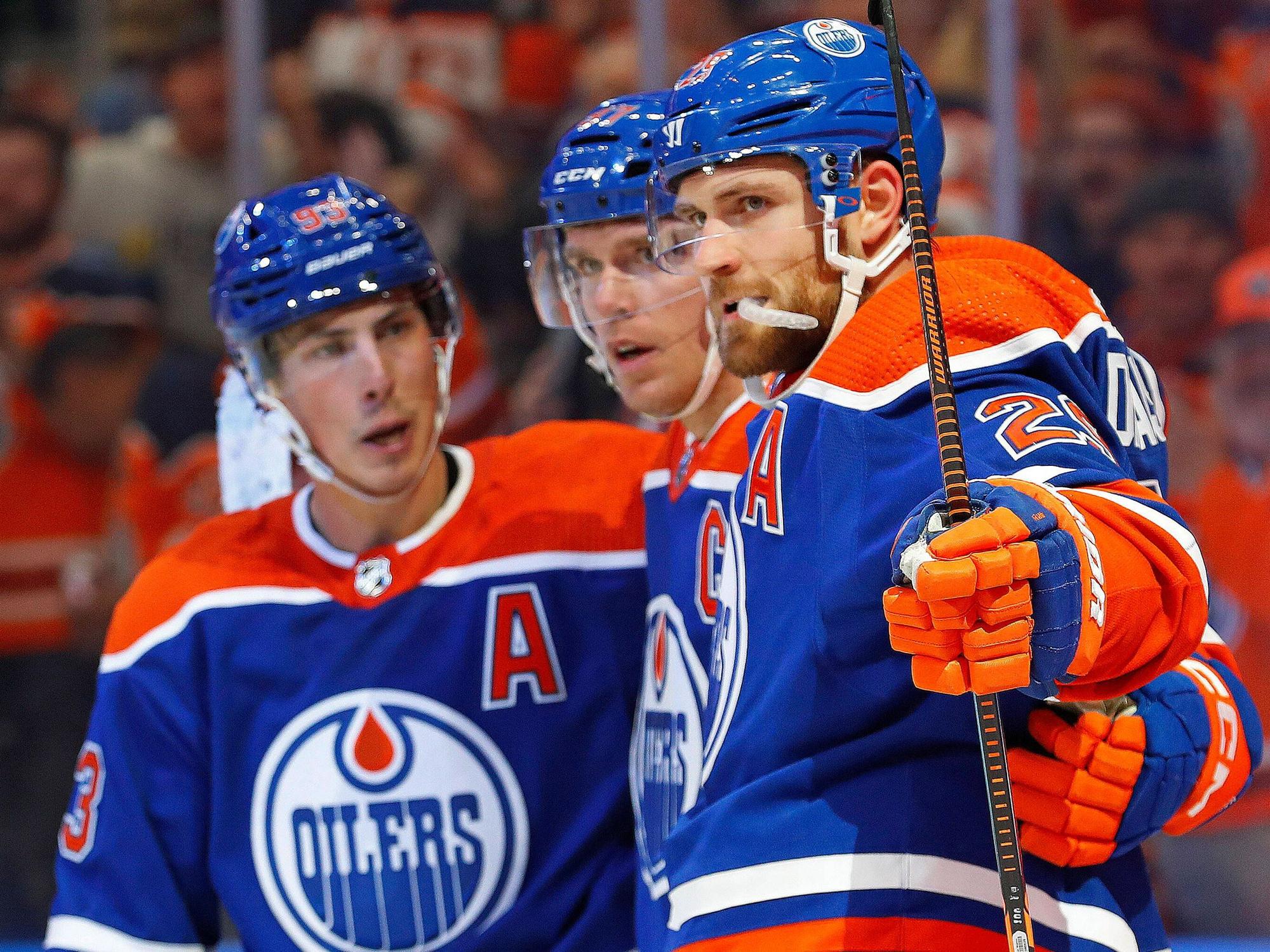 Leon Draisaitl (r.) jubelt mit seinen Teamkollegen Arm in Arm nach seinem Tor gegen die Carolina Hurricanes.