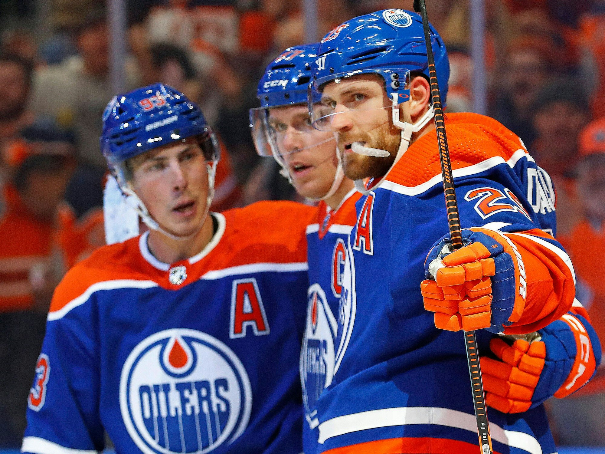Leon Draisaitl (r.) jubelt mit seinen Teamkollegen Arm in Arm nach seinem Tor gegen die Carolina Hurricanes.