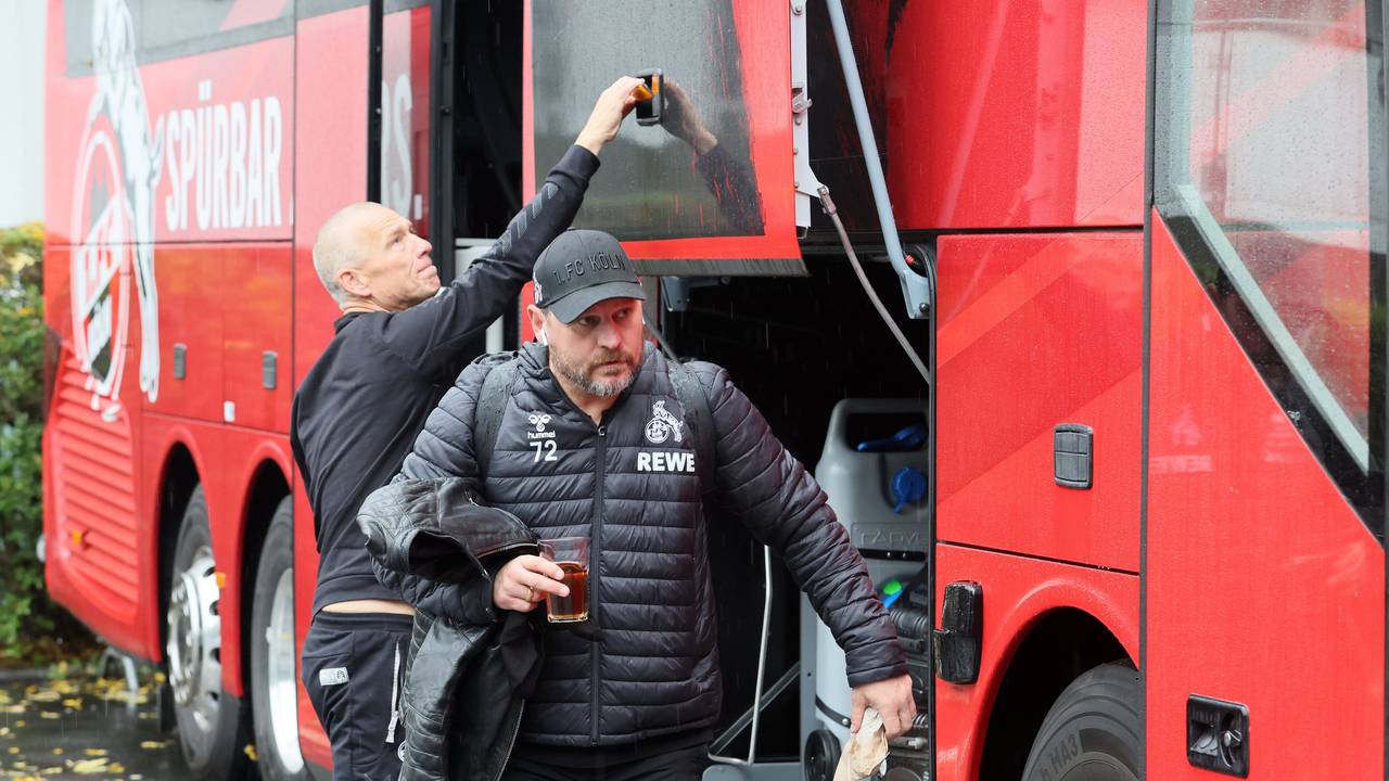FC-Trainer Steffen Baumgart bei der Abfahrt nach Mainz am Freitagvormittag (21. Oktober 2022)