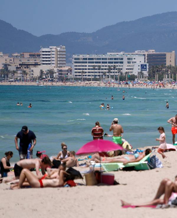 Eine Großbaustelle sorgt für Sperrungen auf Mallorca. Menschen sonnen sich im Mai 2021 am Strand von Arenal.