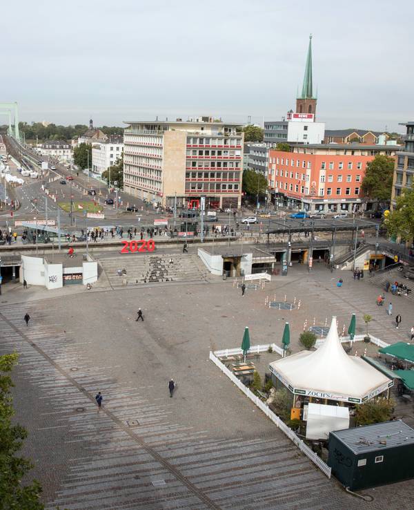 Blick auf den Wiener Platz mit Biergarten