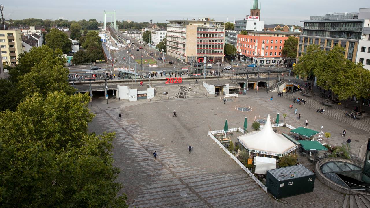 Blick auf den Wiener Platz mit Biergarten