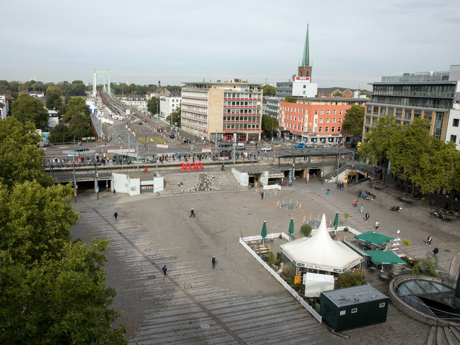 Blick auf den Wiener Platz mit Biergarten