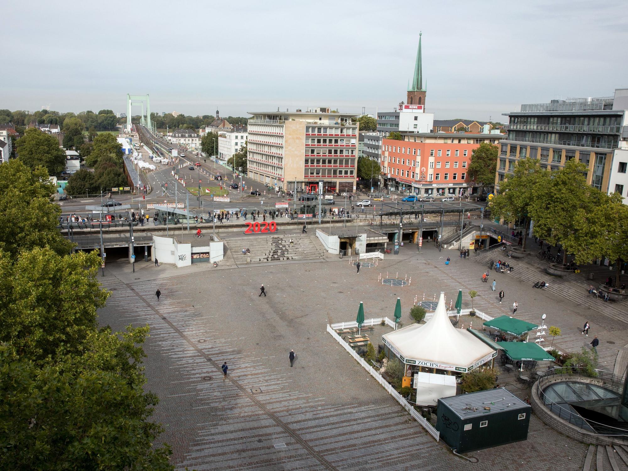 Blick auf den Wiener Platz mit Biergarten