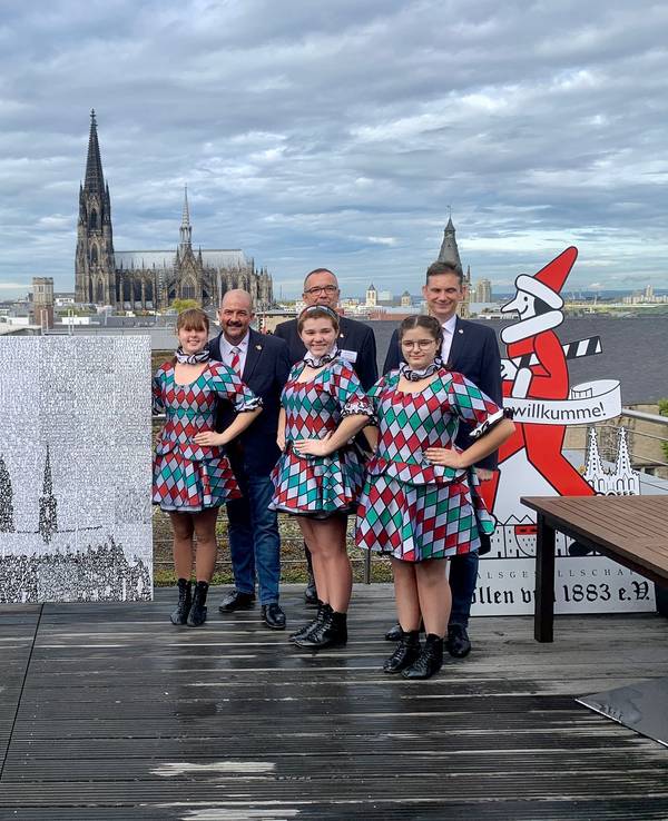 Jubiläumsgeschenk für die KG Alt-Köllen vor dem Kölner Dom.