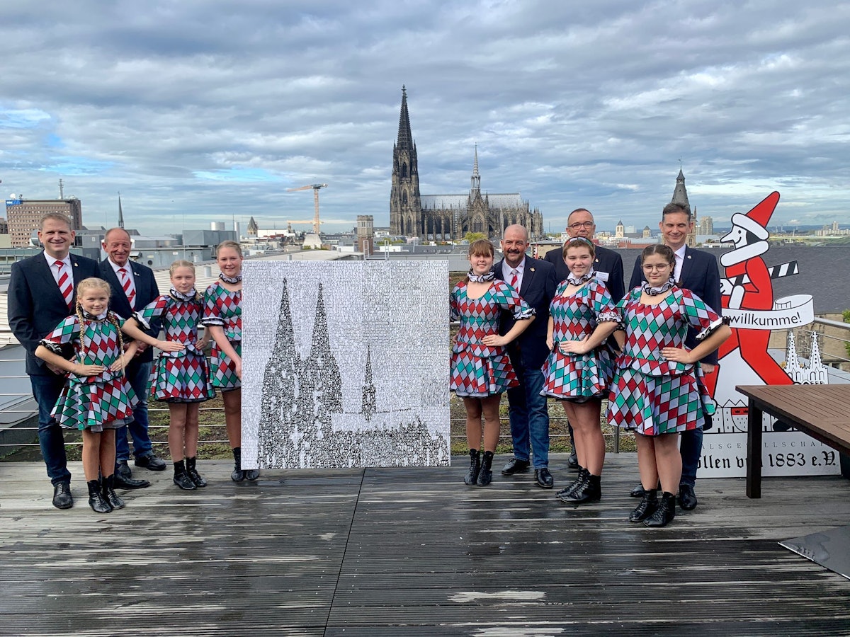 Jubiläumsgeschenk für die KG Alt-Köllen vor dem Kölner Dom.