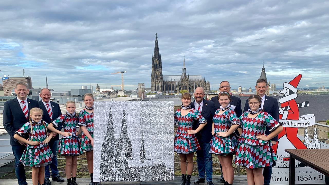 Jubiläumsgeschenk für die KG Alt-Köllen vor dem Kölner Dom.