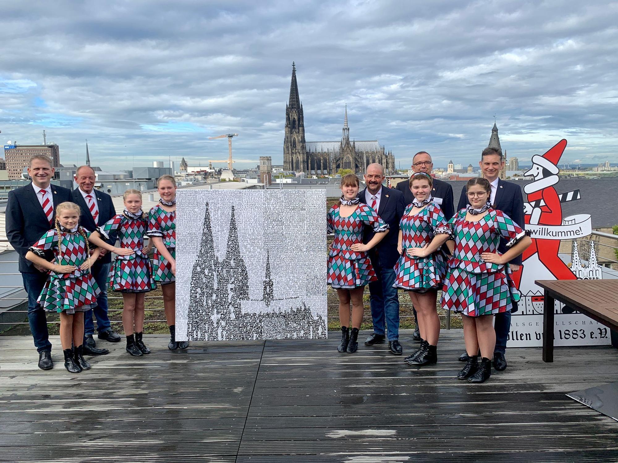 Jubiläumsgeschenk für die KG Alt-Köllen vor dem Kölner Dom.
