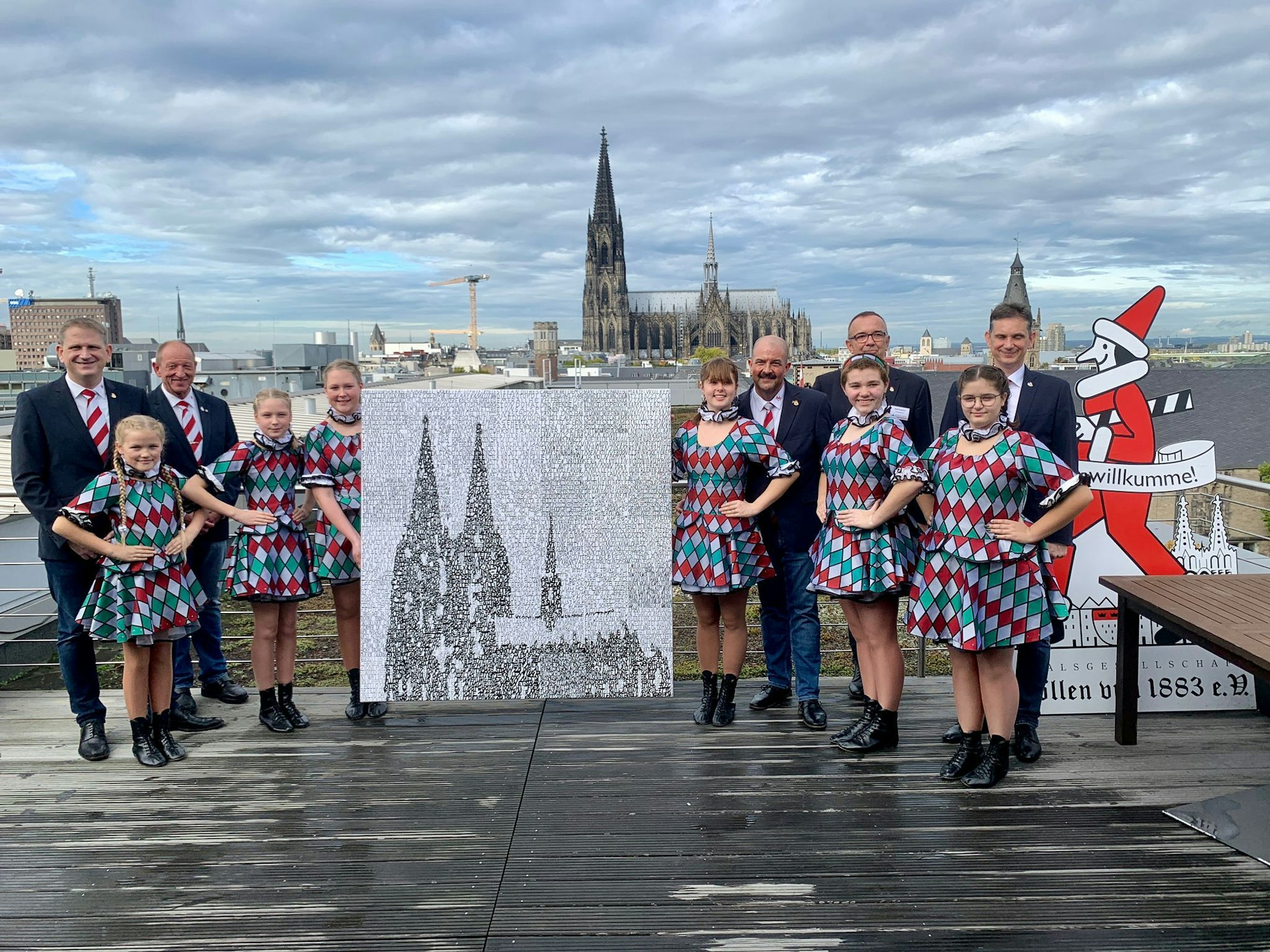 Jubiläumsgeschenk für die KG Alt-Köllen vor dem Kölner Dom.