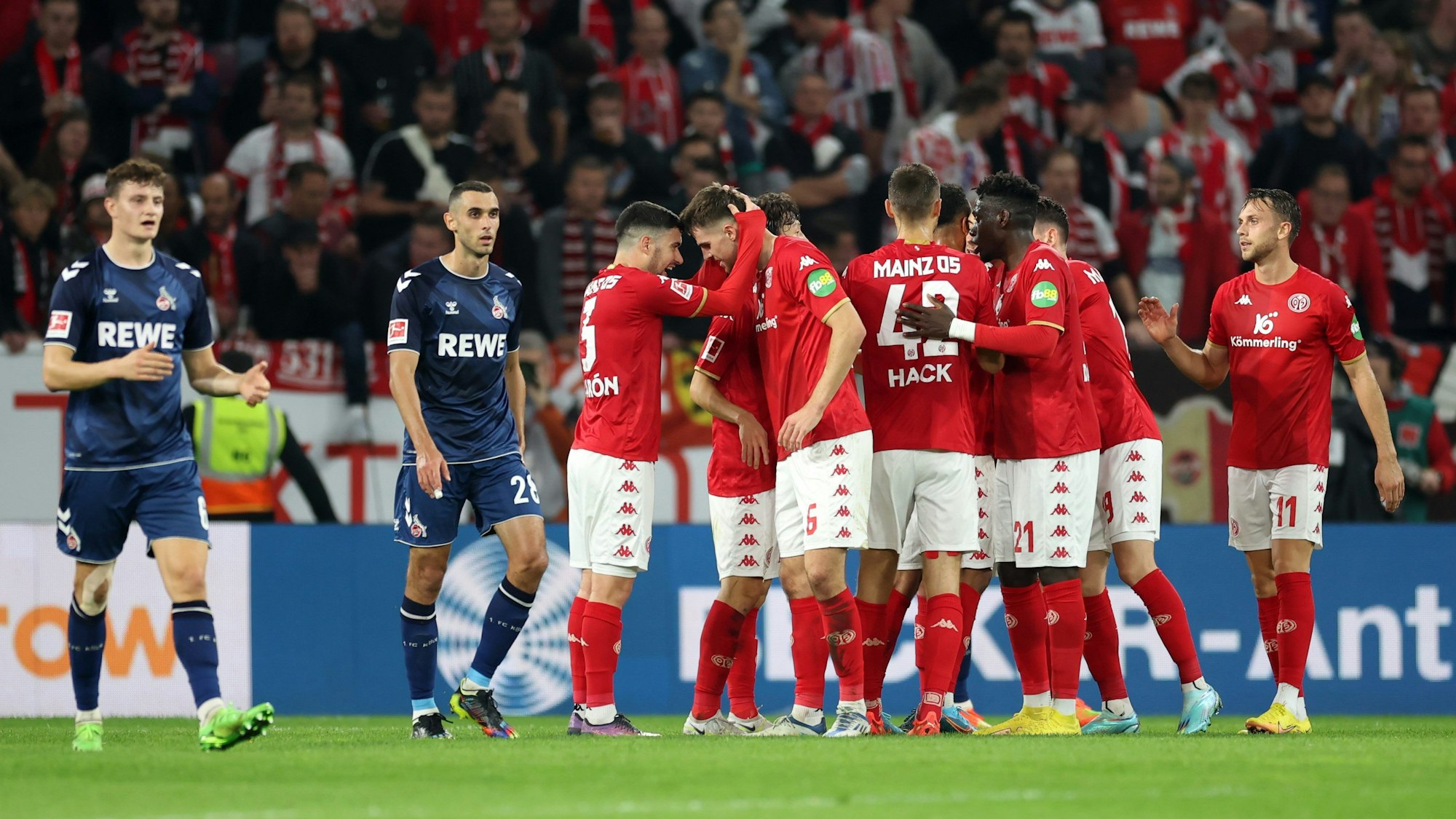 Enttäuschte Kölner und jubelnde Mainzer am Freitagabend (21. Oktober 2022)