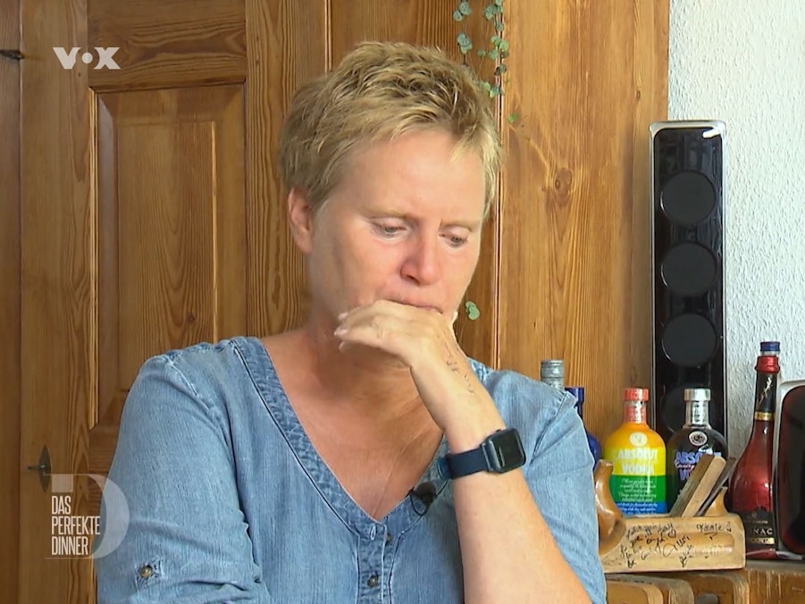 Tag fünf bei „Das perfekte Dinner“ in Flensburg: Petra engagiert sich als Pflegerin für Benachteiligte und wird vor der Kamera emotional.