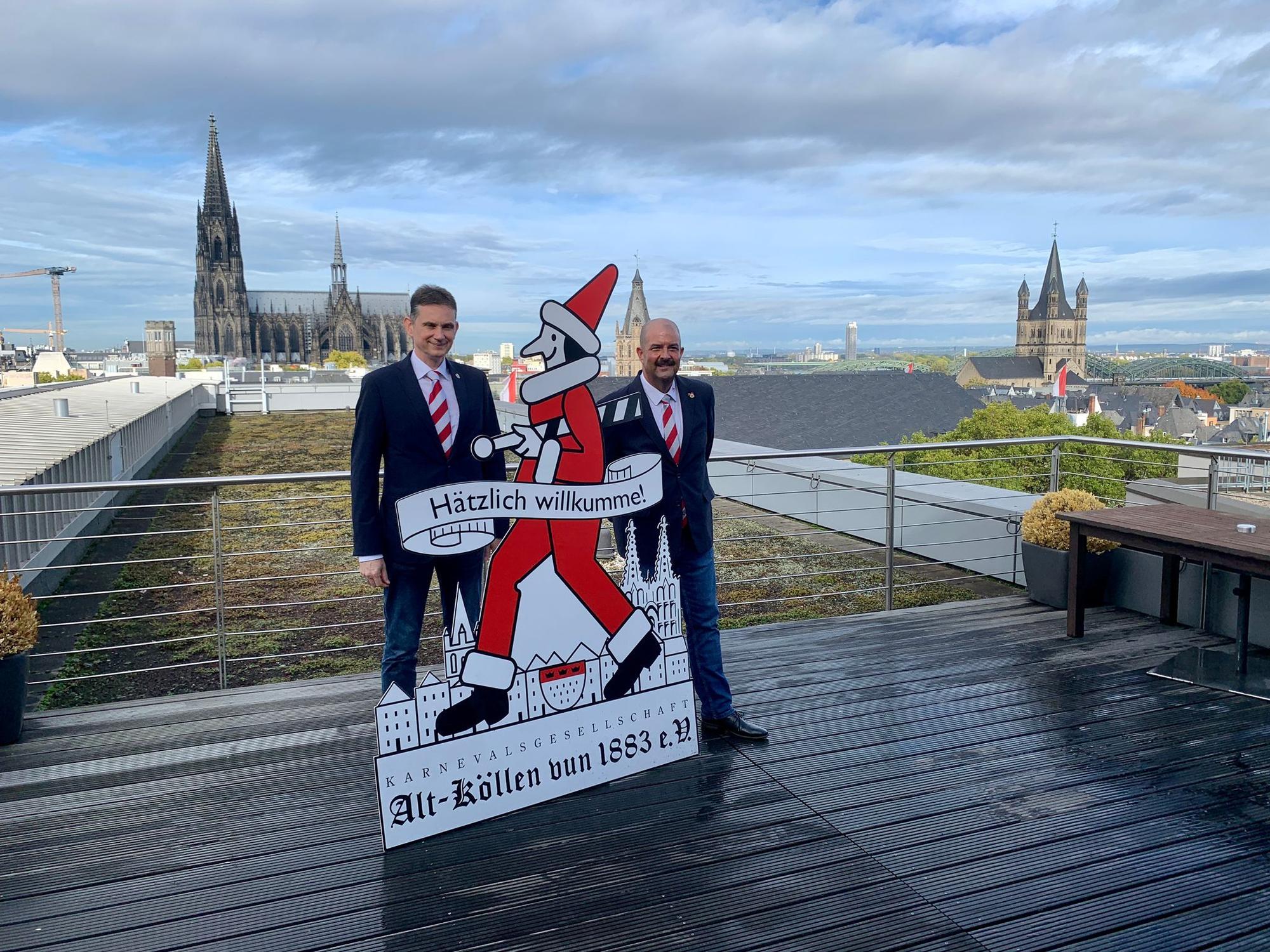 Senatspräsident Markus Lüdemann (l.) und Präsident Stephan Degueldre der KG Alt-Köllen stehen vor dem Kölner Dom.