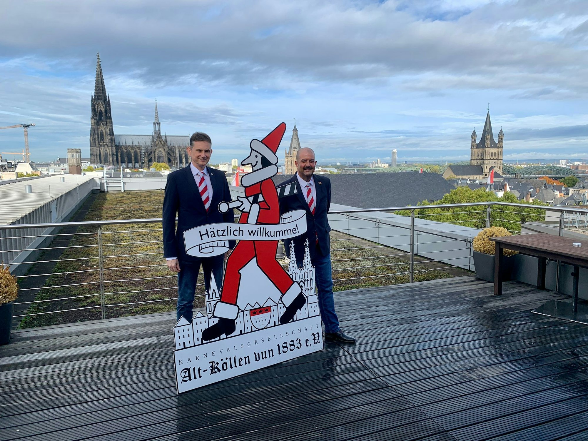 Senatspräsident Markus Lüdemann (l.) und Präsident Stephan Degueldre der KG Alt-Köllen stehen vor dem Kölner Dom.