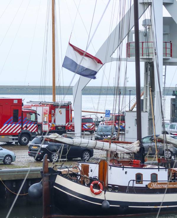 Einsatzkräfte von Notdiensten treffen im Hafen von Harlingen ein. Vor der niederländischen Küste ist eine Fähre mit einem Wassertaxi zusammengestoßen.