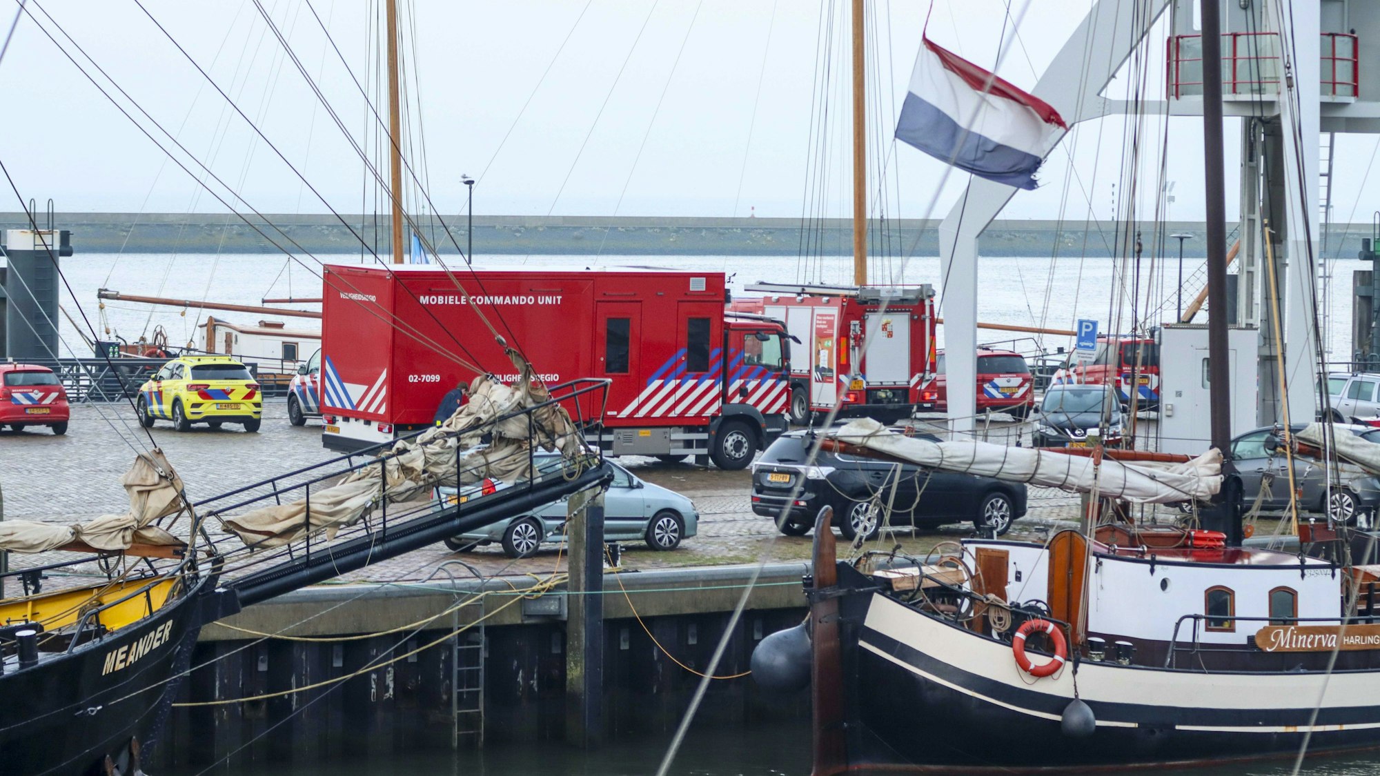 Einsatzkräfte von Notdiensten treffen im Hafen von Harlingen ein. Vor der niederländischen Küste ist eine Fähre mit einem Wassertaxi zusammengestoßen.