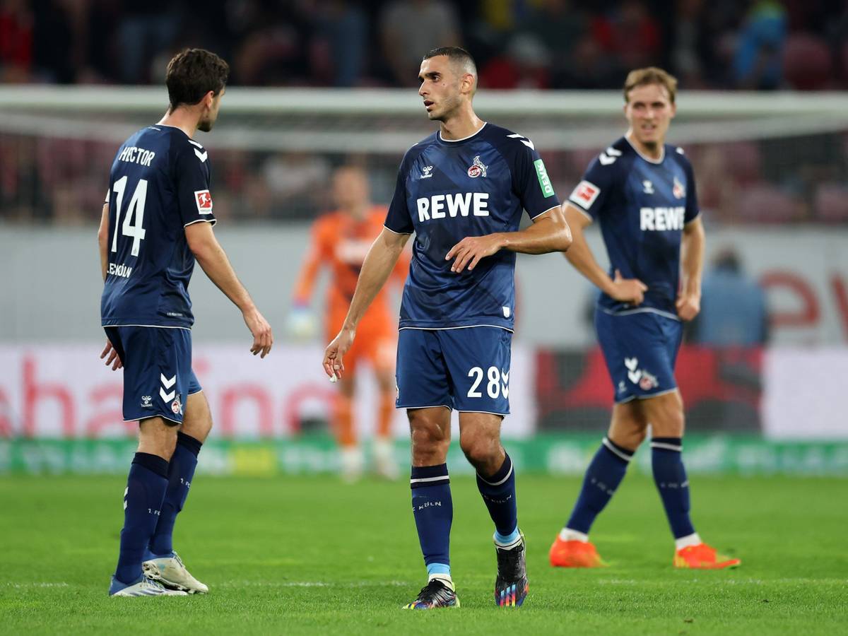Die FC-Profis diskutieren beim Bundesliga-Gastspiel in Plan.