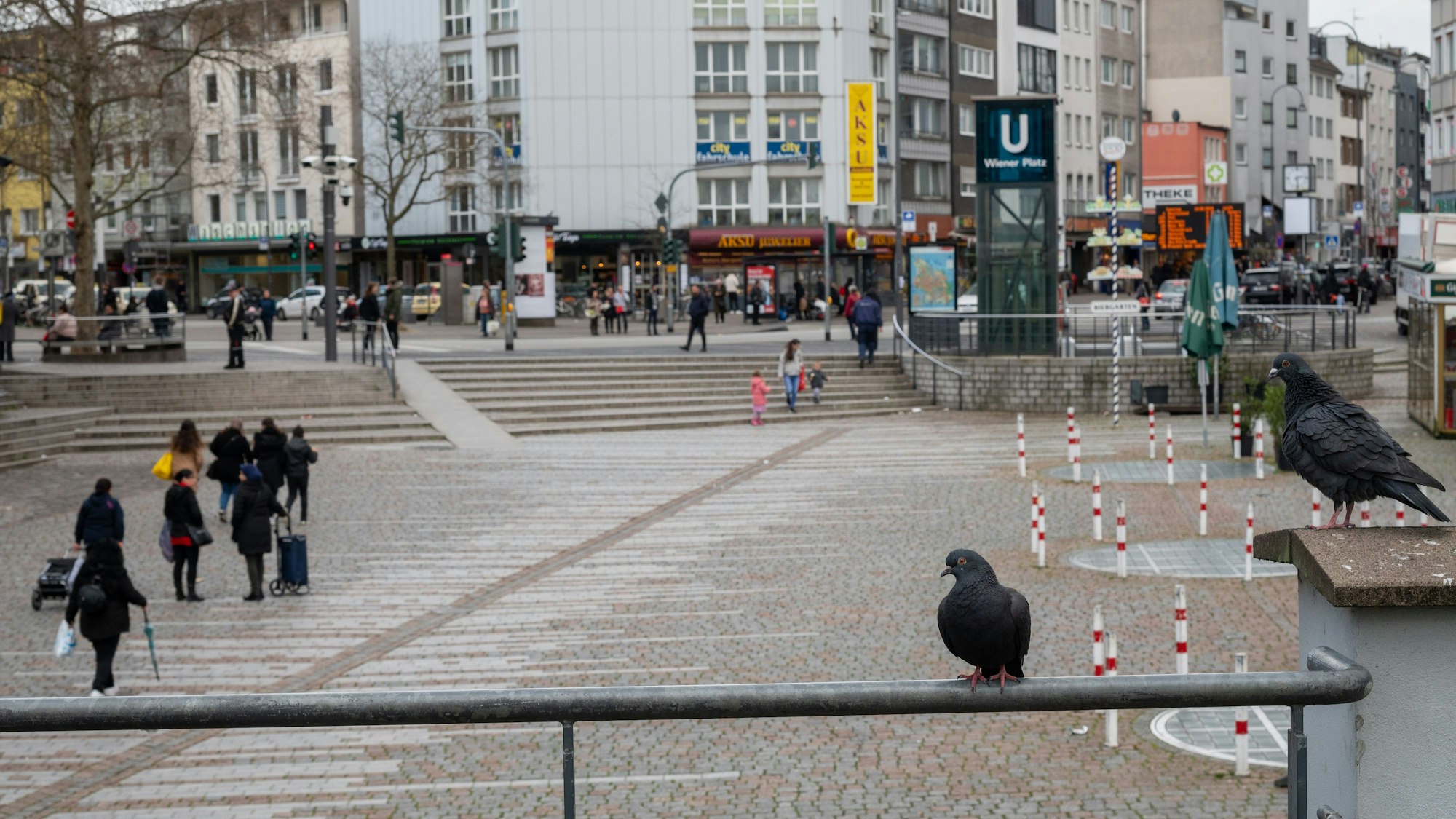 Blick auf den Wiener Platz in Köln-Mülheim. Hier soll ein 56-Jähriger einen 52-Jährigen mit einer Axt am Kopf verletzt haben.