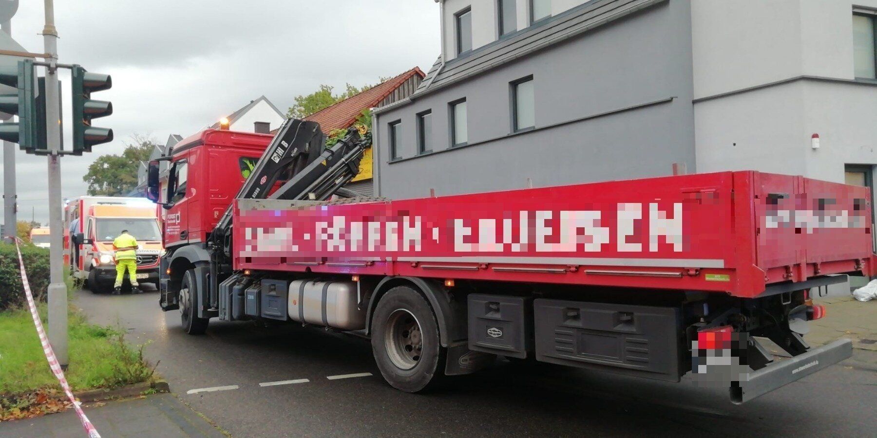 Ein Rettungswagen steht vor dem in den Unfall verwickelten Lkw.