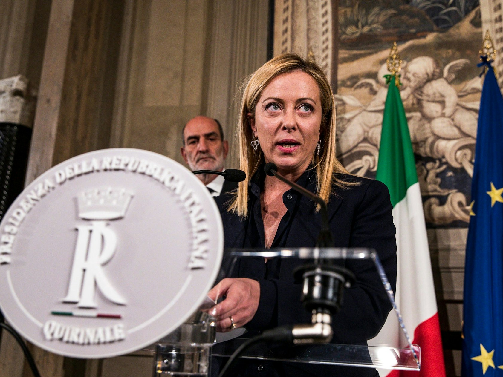 Giorgia Meloni, Vorsitzende der Fratella d'Italia, präsentiert am 21. Oktober 2022 Journalisten in Rom die Ministerliste der neuen italienischen Regierung, nachdem sie diese dem italienischen Staatspräsidenten Mattarella im Quirinalspalast vorgelegt hat.