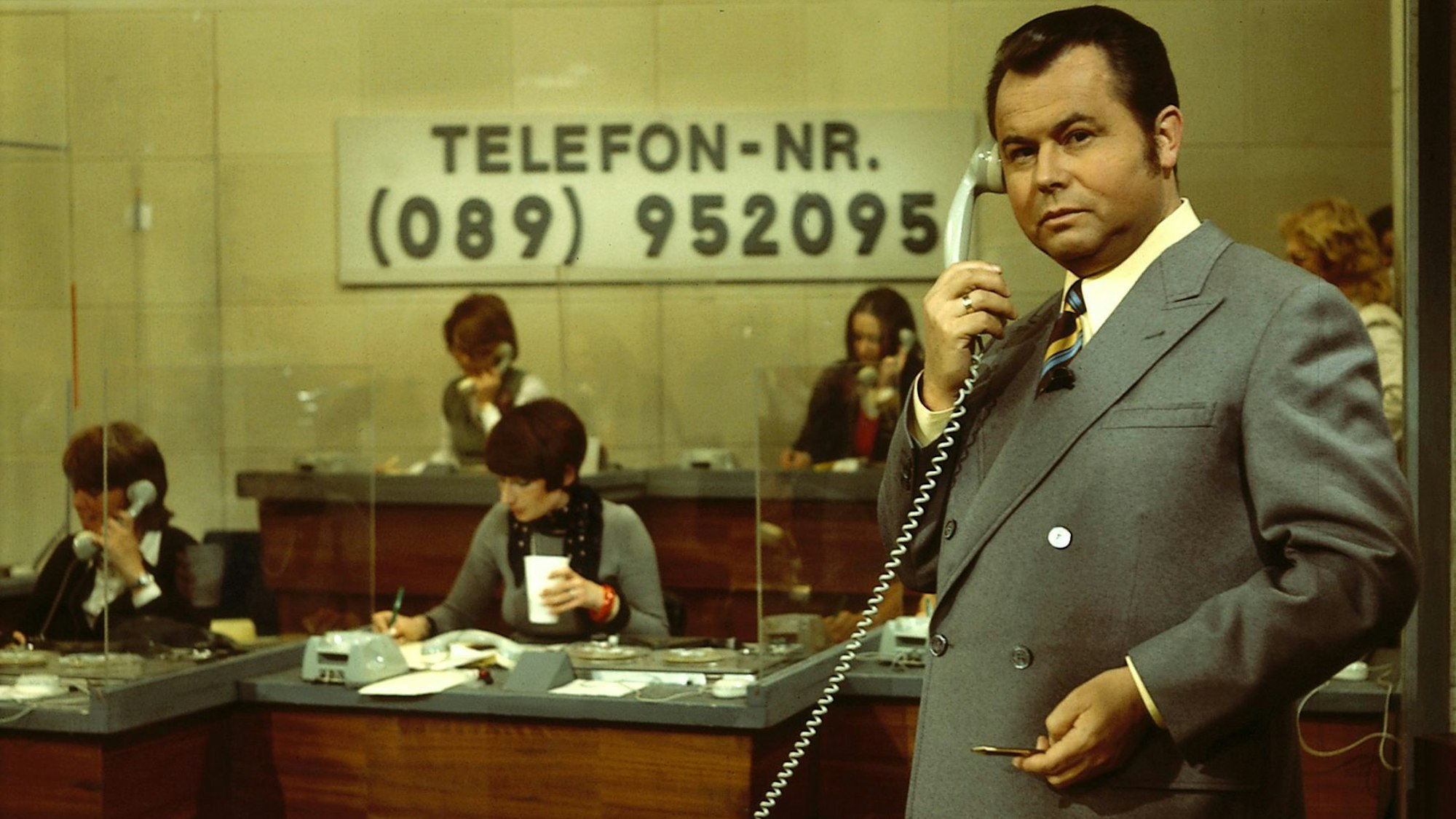 Aktenzeichen XY...ungelöst: Moderator Eduard Zimmermann 1972 im Studio