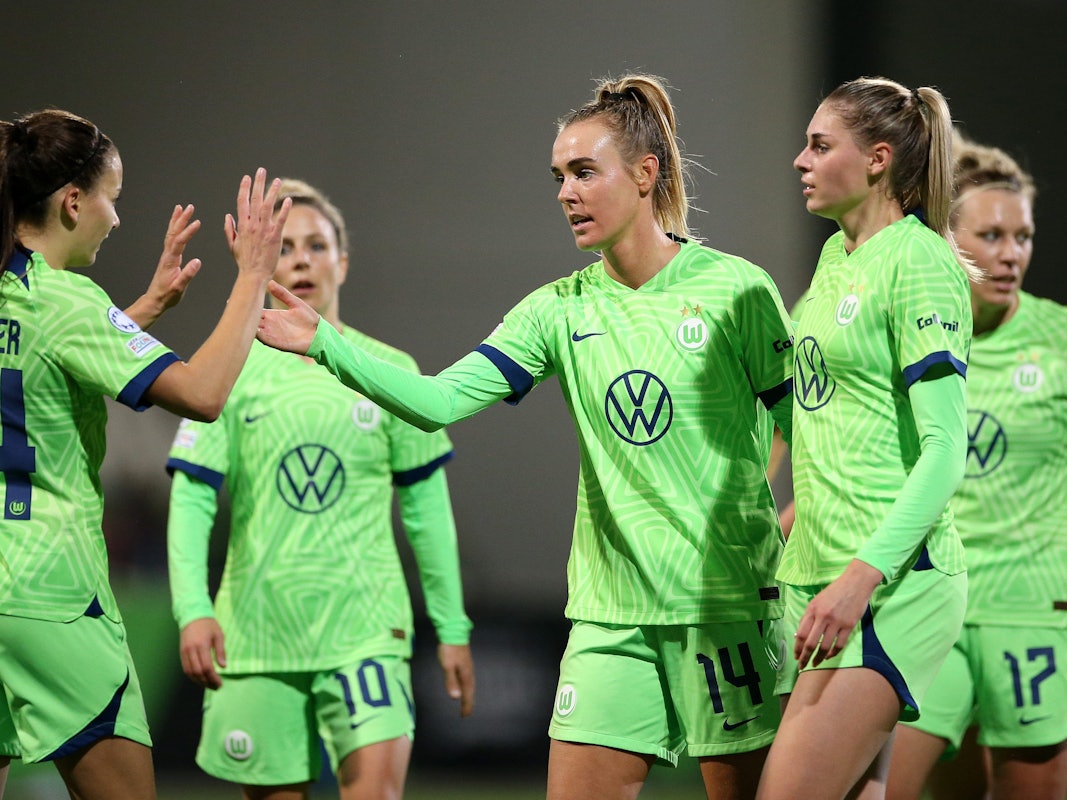 Die Frauen des VfL Wolfsburg klatschen sich nach einem Tor ab.